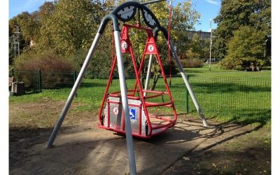 Installation d’un jeu accessible aux enfants handicapés dans un parc de jeux